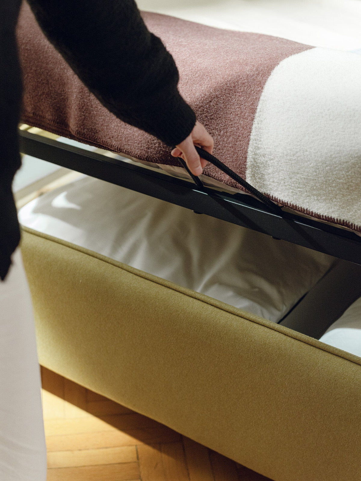 Lit coffre sur pieds en tissu brun clair 160x200cm Melu - noo.ma - The Cool Republic