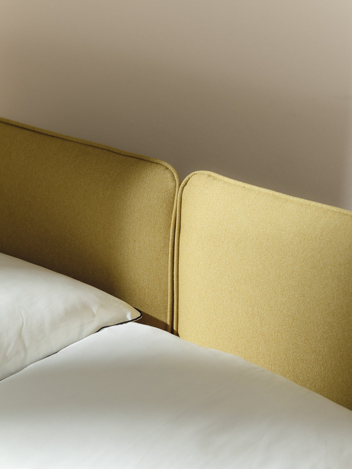 Lit coffre sur pieds en tissu brun clair 180x200cm Melu - noo.ma - The Cool Republic