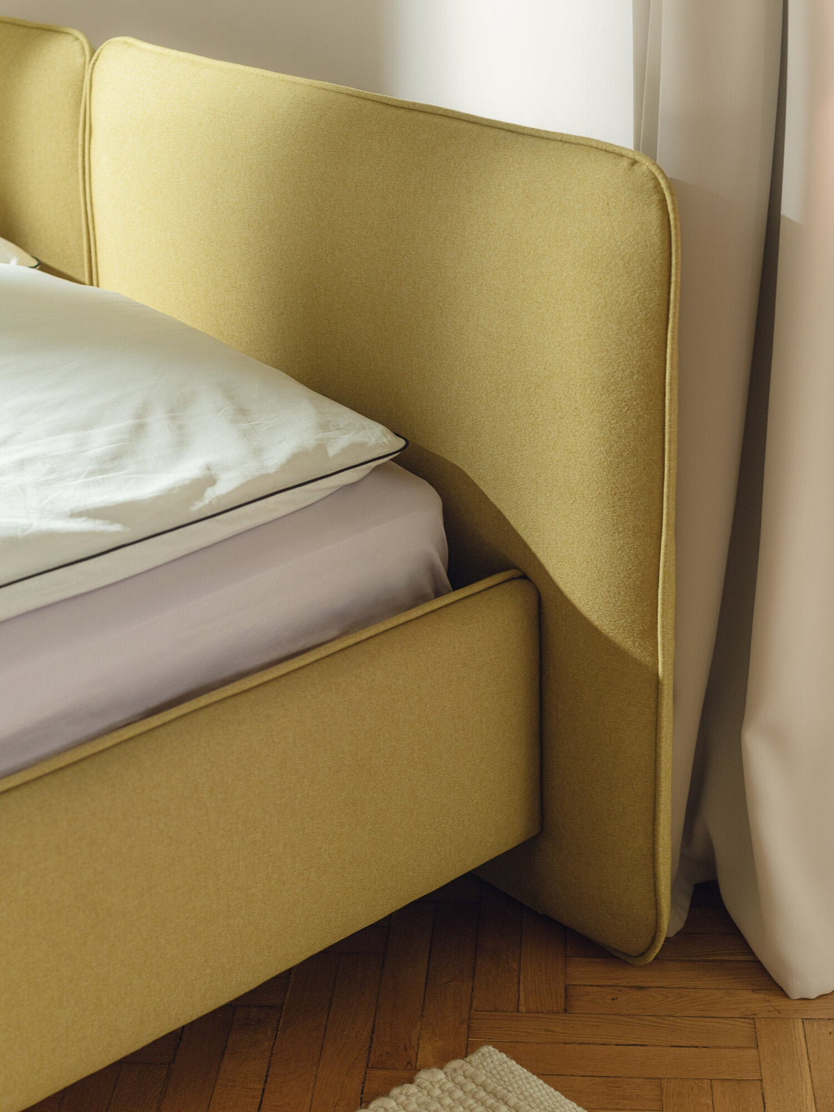 Lit coffre sur pieds en tissu brun clair 180x200cm Melu - noo.ma - The Cool Republic