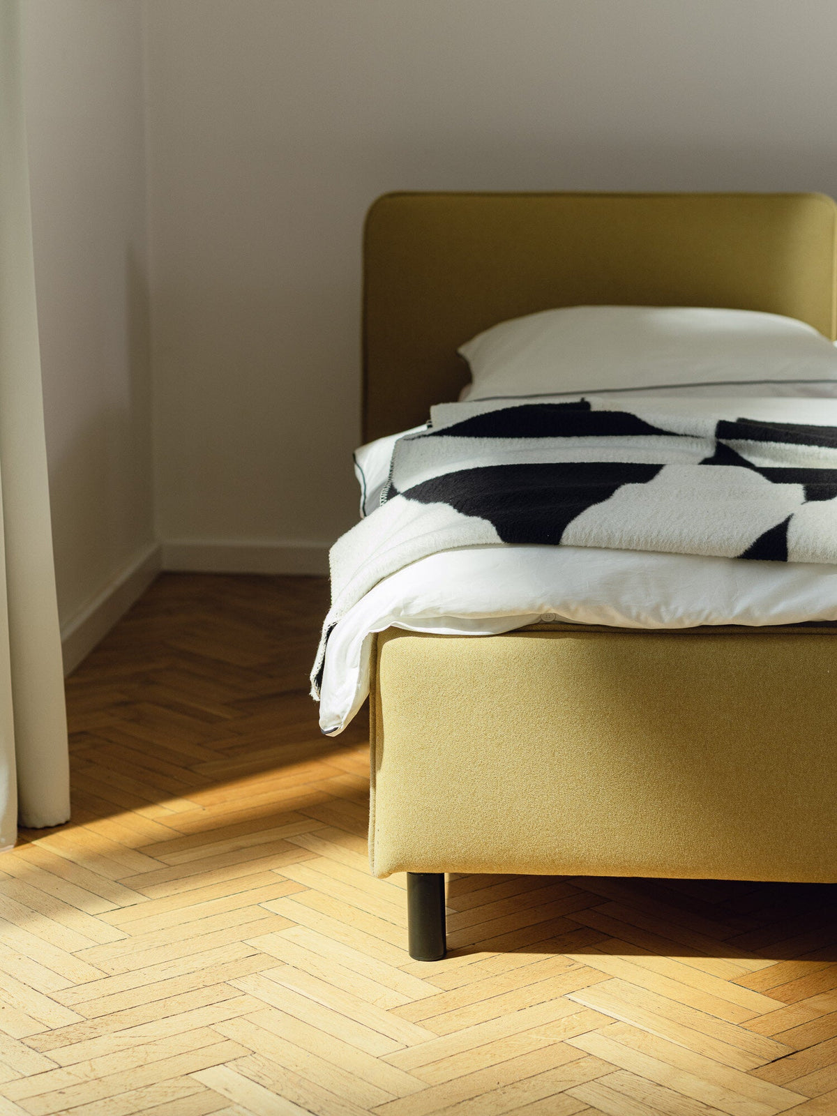 Lit coffre sur pieds en tissu vert 160x200cm Melu - noo.ma - The Cool Republic