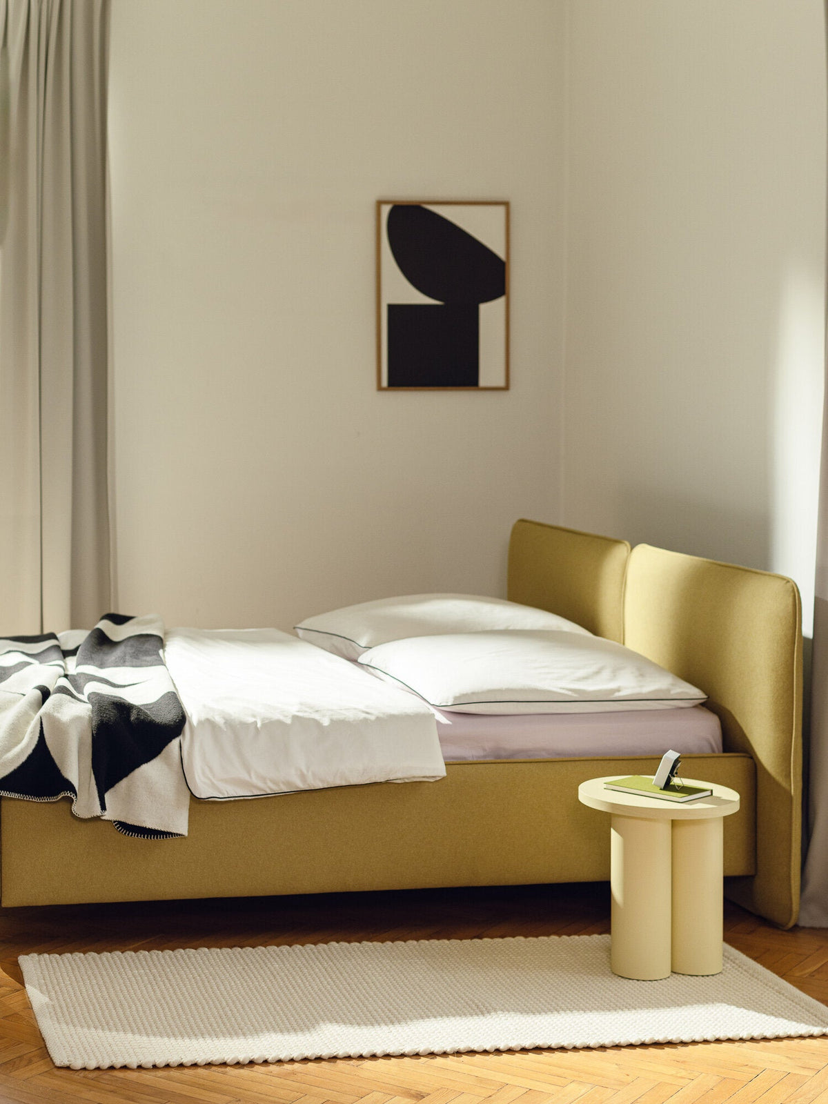 Lit coffre sur pieds en tissu vert 180x200cm Melu - noo.ma - The Cool Republic