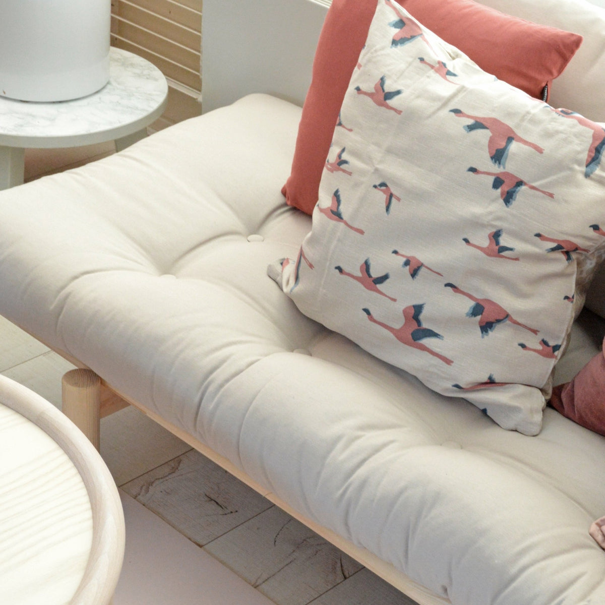 Lit de jour en bois clair et matelas lin Pace - Karup Design - The Cool Republic