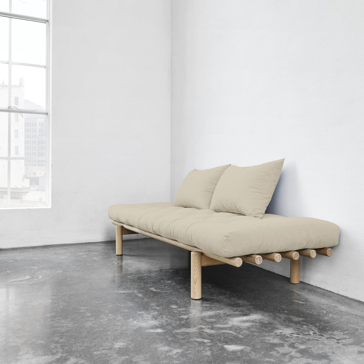 Lit de jour en bois naturel et coton beige Pace - Karup Design - The Cool Republic