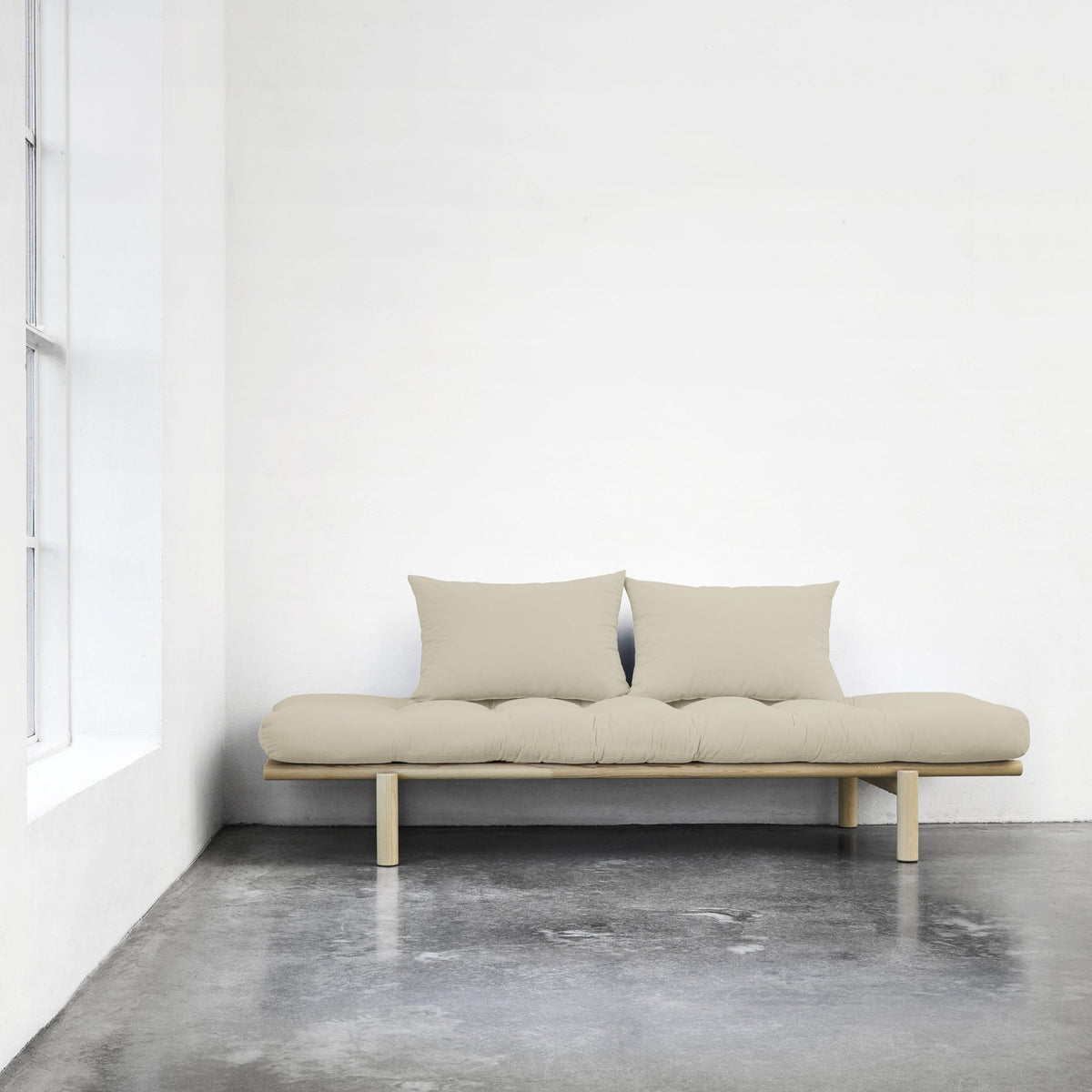 Lit de jour en bois naturel et coton beige Pace - Karup Design - The Cool Republic
