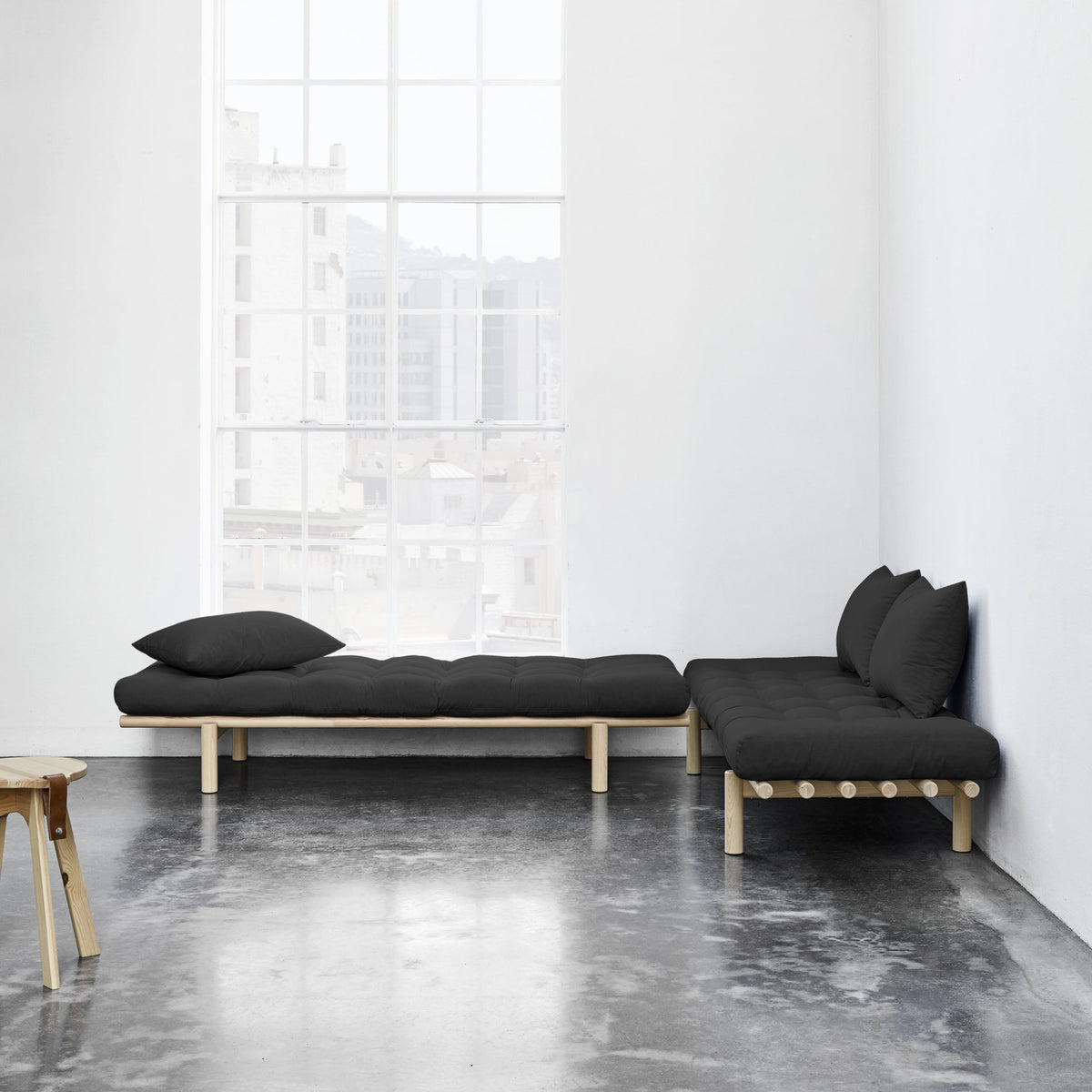 Lit de jour en bois naturel et coton noir Pace - Karup Design - The Cool Republic