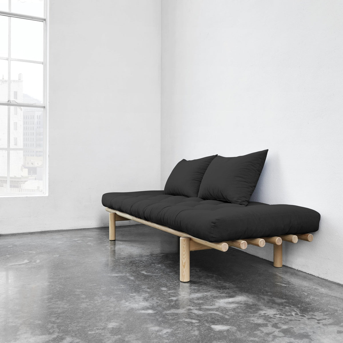 Lit de jour en bois naturel et coton noir Pace - Karup Design - The Cool Republic