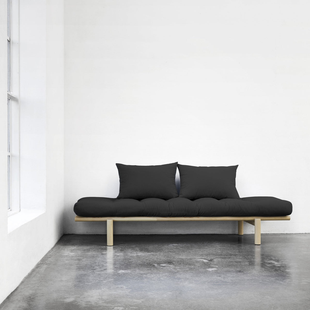 Lit de jour en bois naturel et coton noir Pace - Karup Design - The Cool Republic
