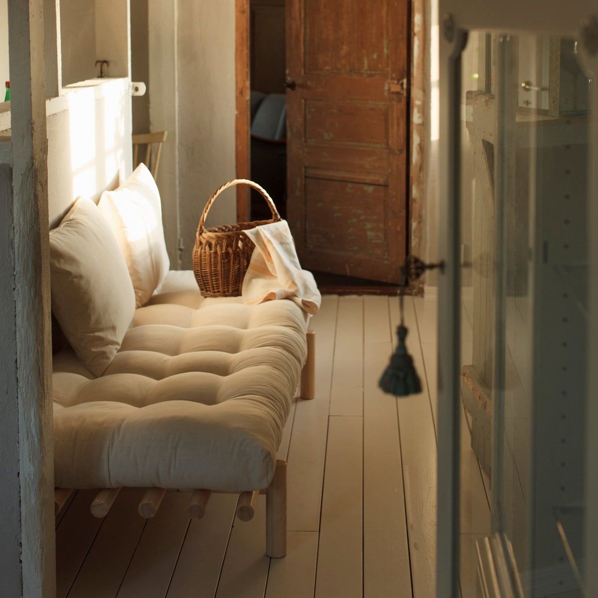 Lit de jour en bois naturel et matelas écru Pace - Karup Design - The Cool Republic
