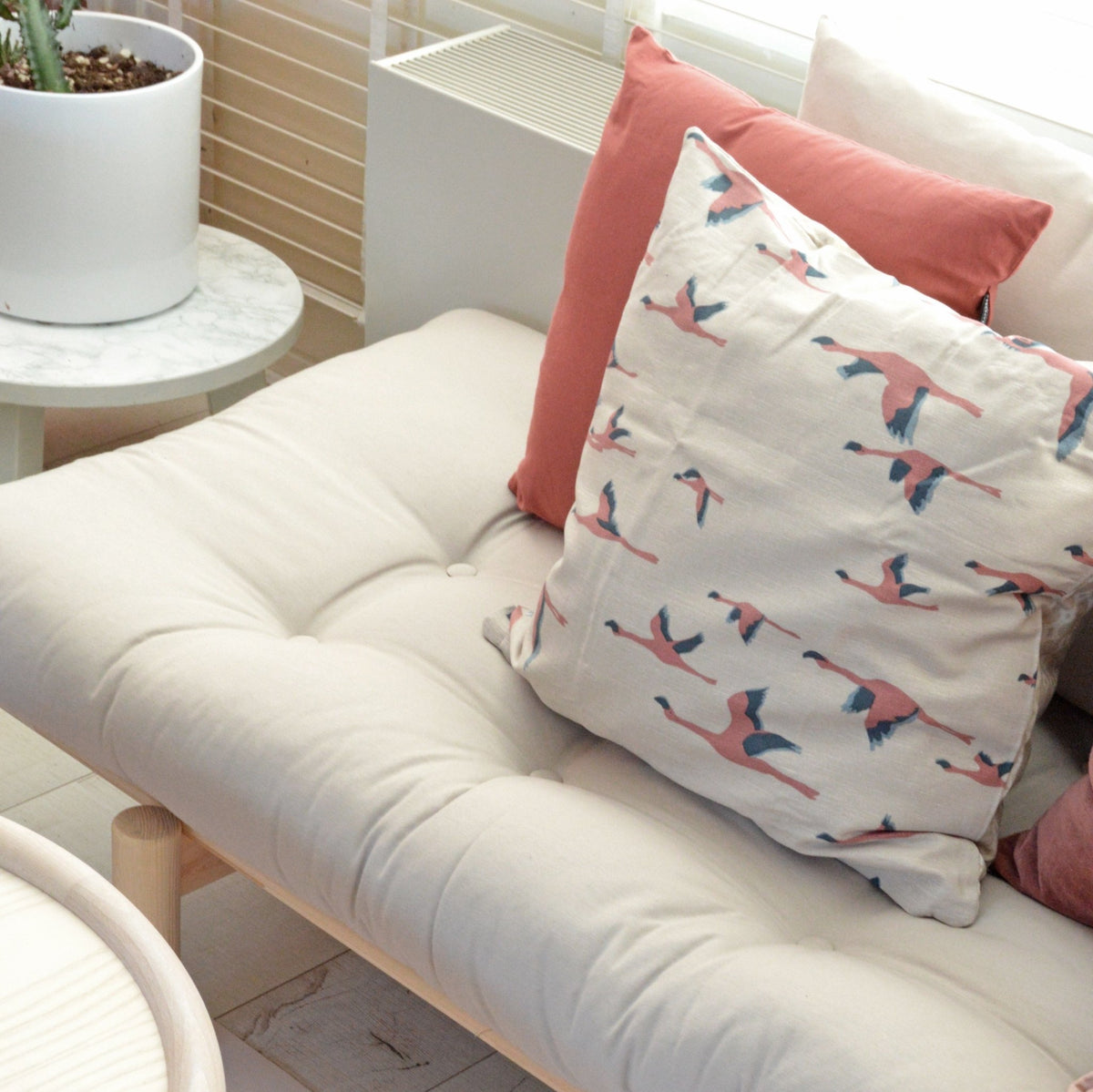 Lit de jour en bois naturel et matelas gris Pace - Karup Design - The Cool Republic