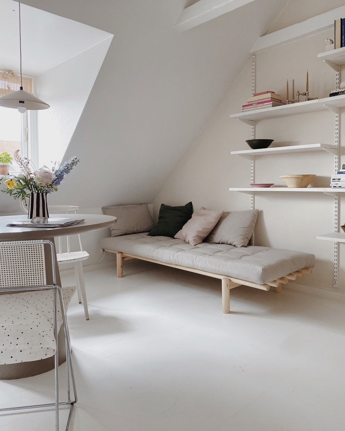 Lit de jour en pin massif avec matelas bleu marine 75x200cm Pace - Karup Design - The Cool Republic