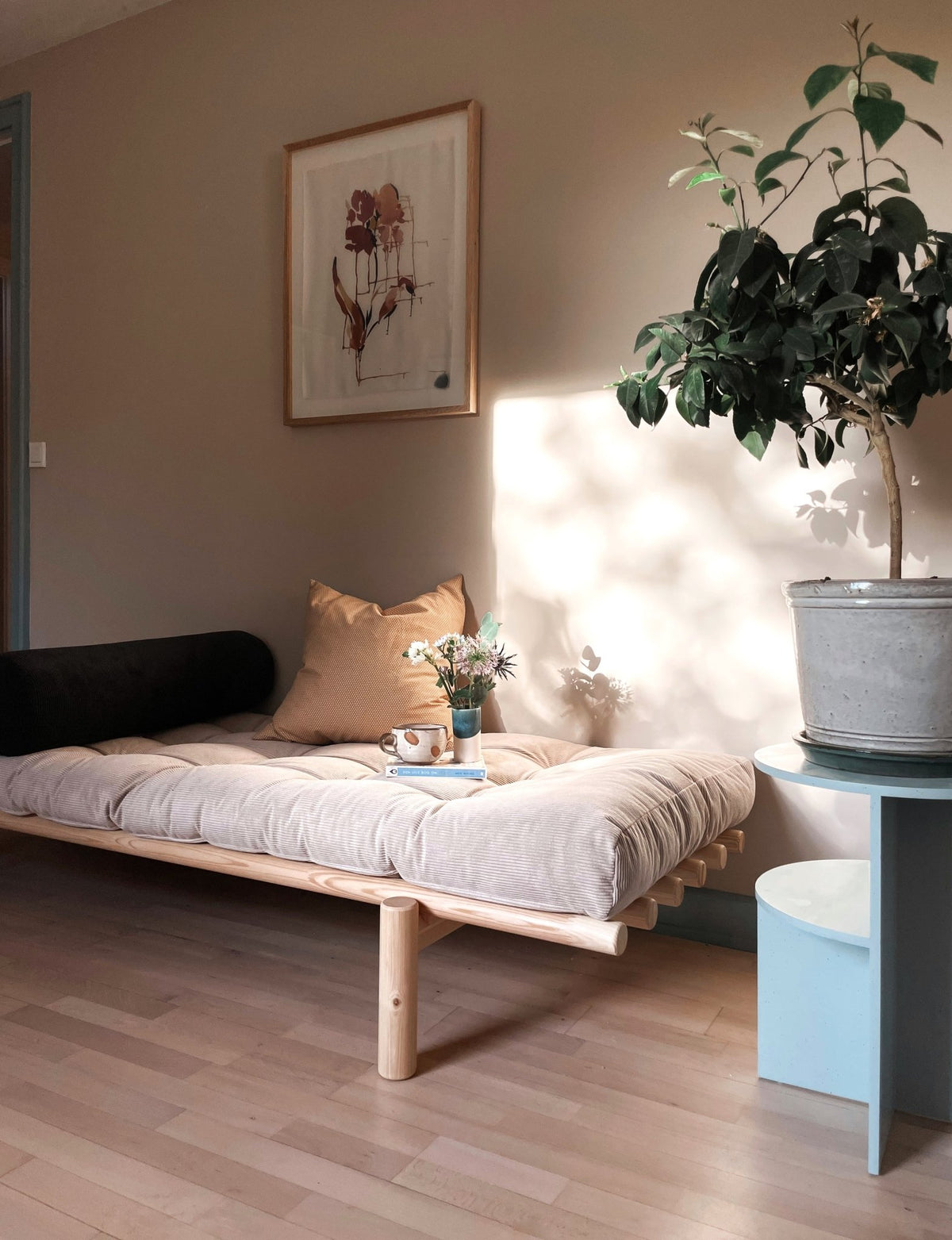 Lit de jour en pin massif avec matelas charbon 72x200cm Next - Karup Design - The Cool Republic