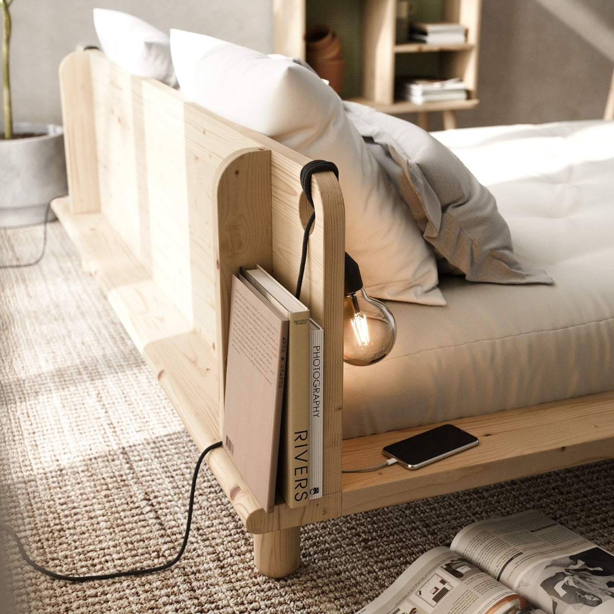 Lit en bois clair avec matelas écru et lampes de chevet 140x200cm Peek Double Latex - Karup Design - The Cool Republic