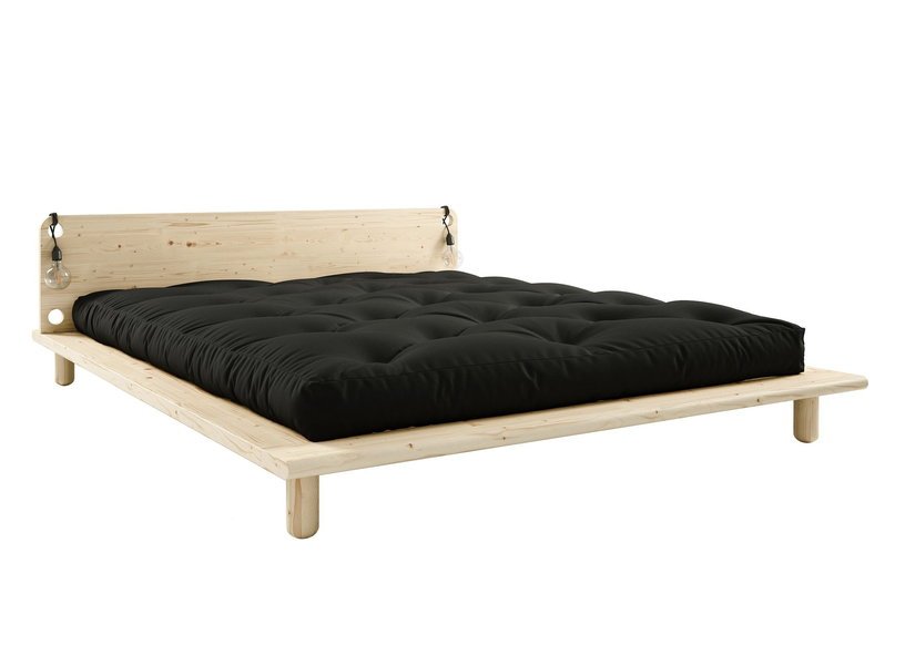 Lit en bois clair avec matelas noir et lampes de chevet 140x200cm Peek Comfort - Karup Design - The Cool Republic