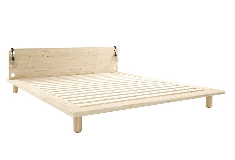 Lit en bois clair avec matelas noir et lampes de chevet 140x200cm Peek Comfort - Karup Design - The Cool Republic