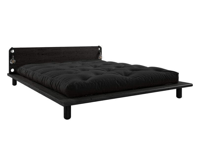 Lit en bois noir avec matelas noir et lampes de chevet 140x200cm Peek Double Latex - Karup Design - The Cool Republic