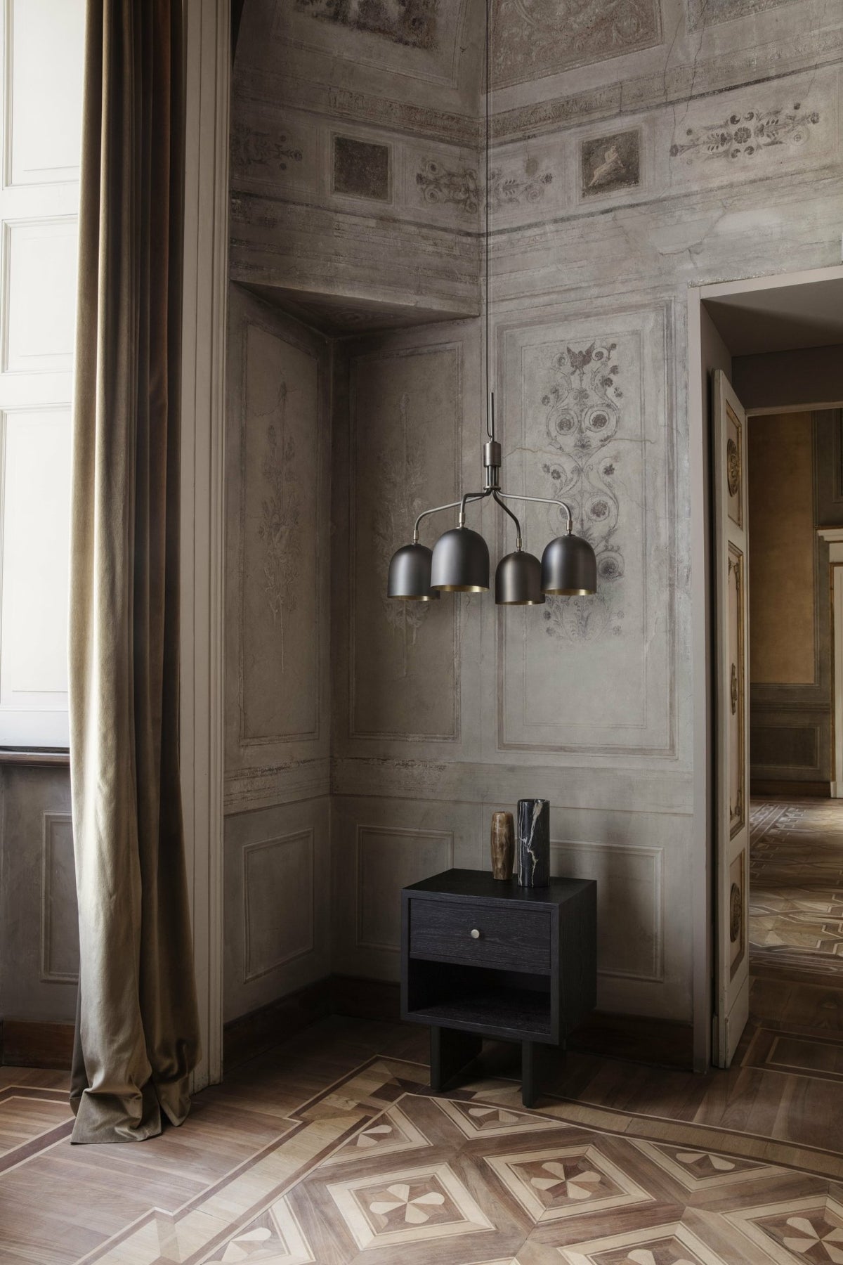 Lustre à 4 bras courts noir base noire Howard Chandelier - Gubi - The Cool Republic