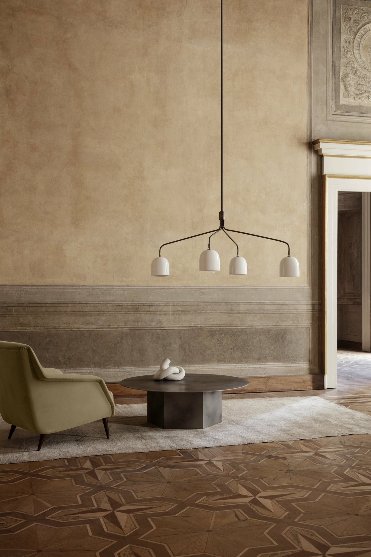 Lustre à 4 bras longs blanc Howard Chandelier - Gubi - The Cool Republic