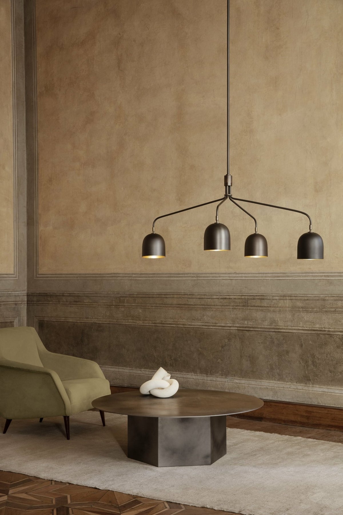 Lustre à 4 bras longs noir Howard Chandelier - Gubi - The Cool Republic