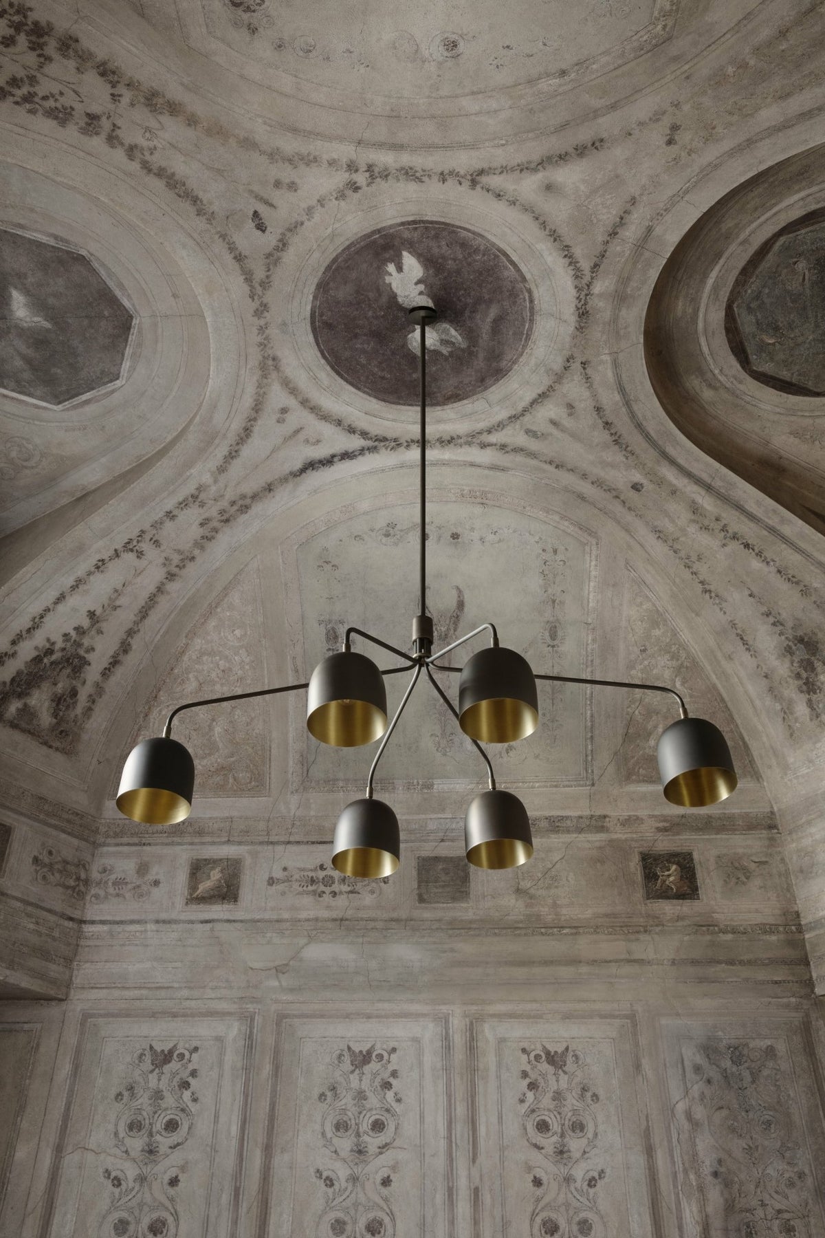 Lustre à 6 bras noir base noire Howard Chandelier - Gubi - The Cool Republic