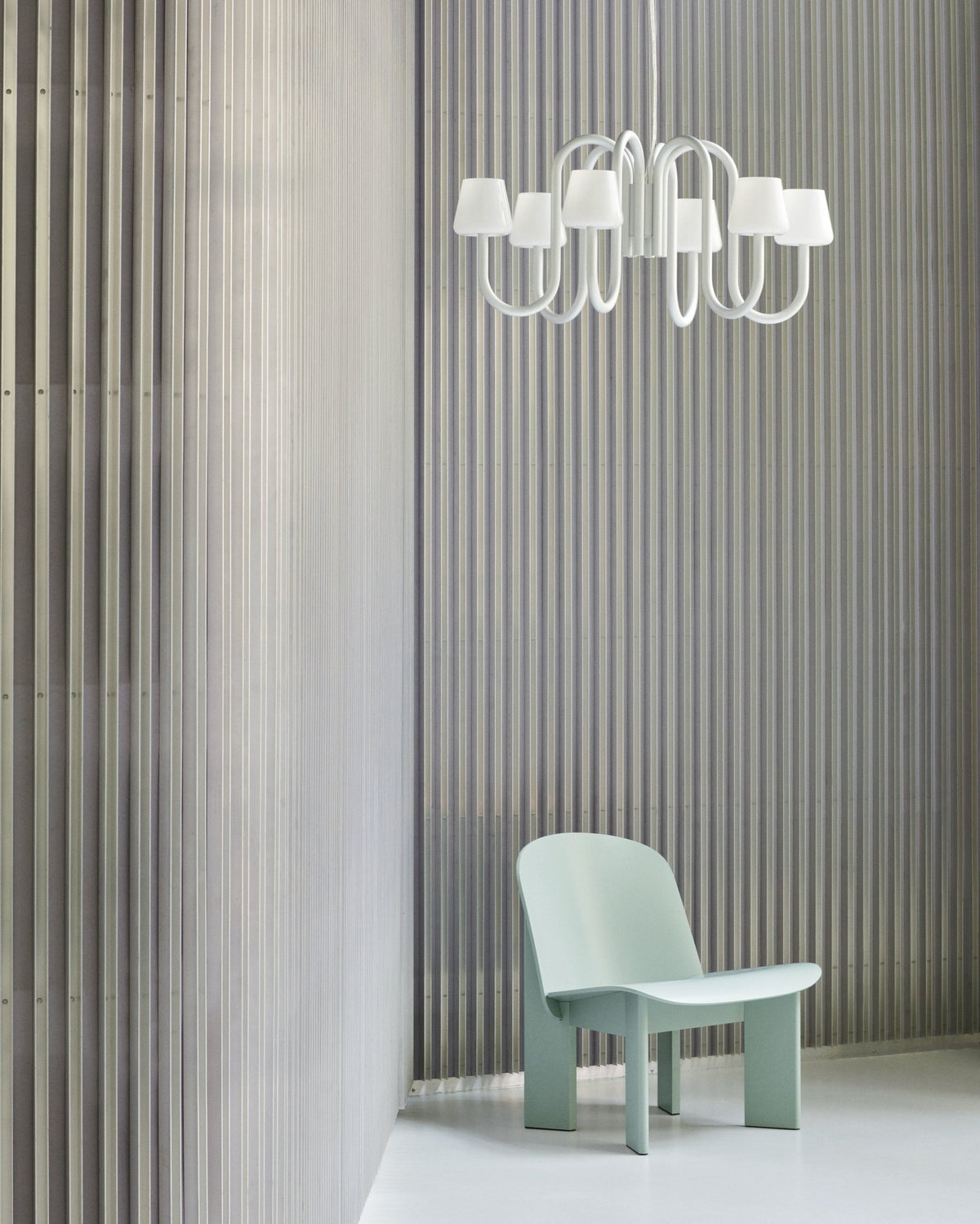 Lustre design 6 bras et abat-jours en verre opale soufflé bouche 745 Apollo - Hay - The Cool Republic