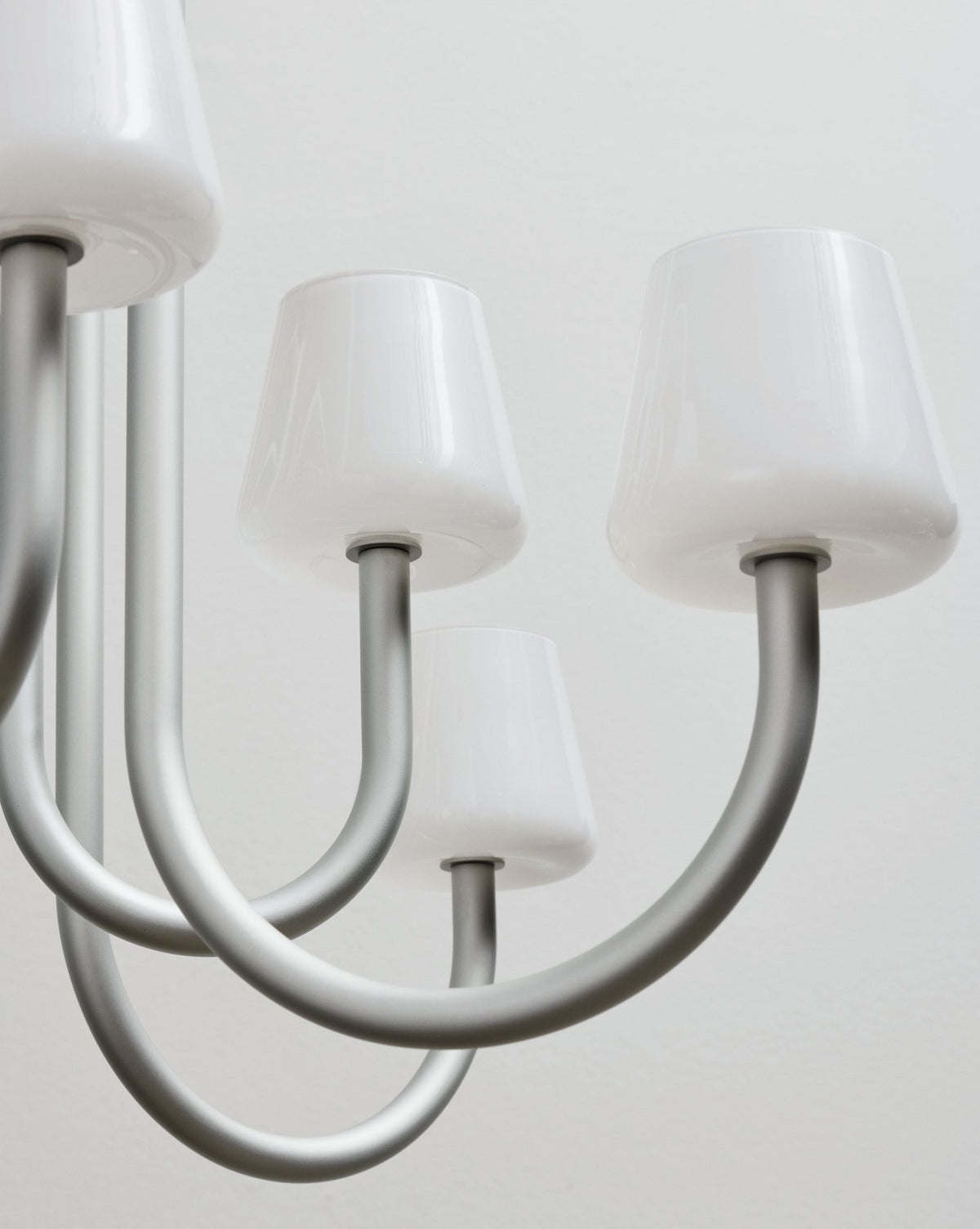 Lustre design 6 bras et abat-jours en verre opale soufflé bouche 745 Apollo - Hay - The Cool Republic