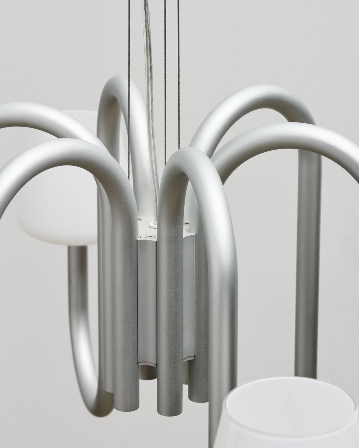 Lustre design 6 bras et abat-jours en verre opale soufflé bouche 745 Apollo - Hay - The Cool Republic