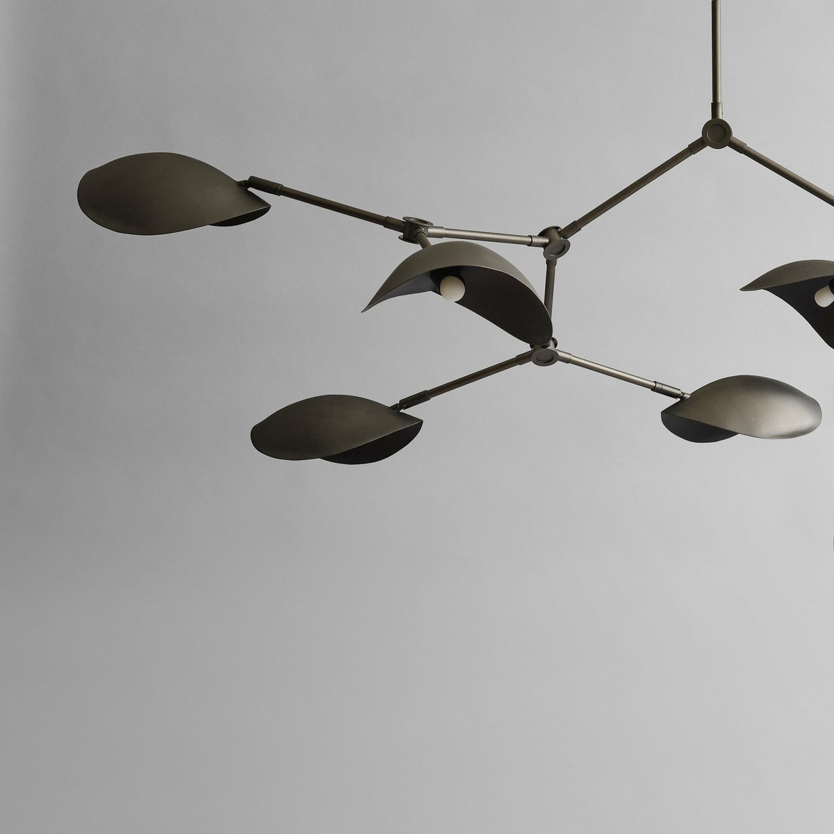 Lustre en fer finition bronze Stingray - 101 Copenhagen - The Cool Republic