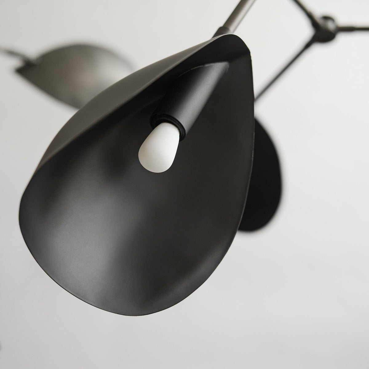 Lustre en fer finition bronze Stingray - 101 Copenhagen - The Cool Republic