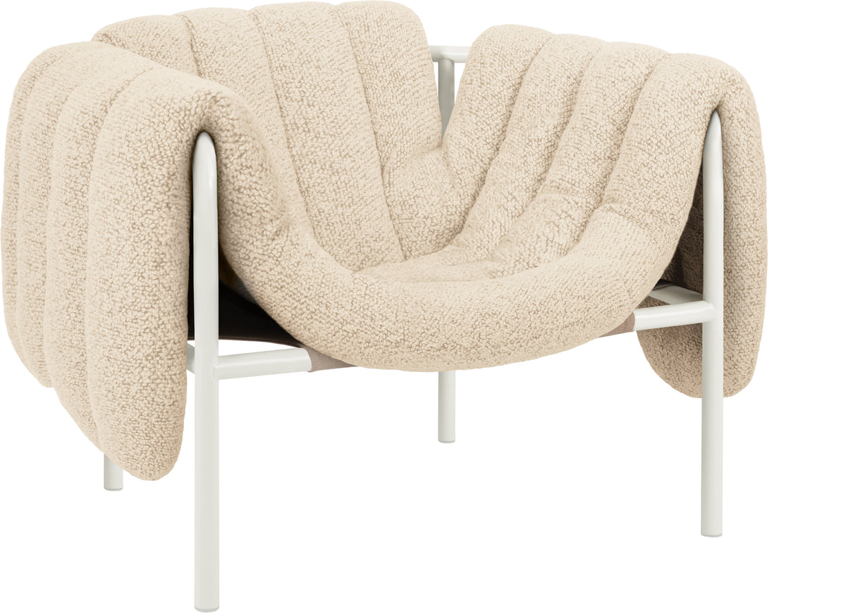 Poltrona lounge Puffy in lana beige e acciaio color crema - La poltrona lounge Puffy è generosa e massiccia. Hem