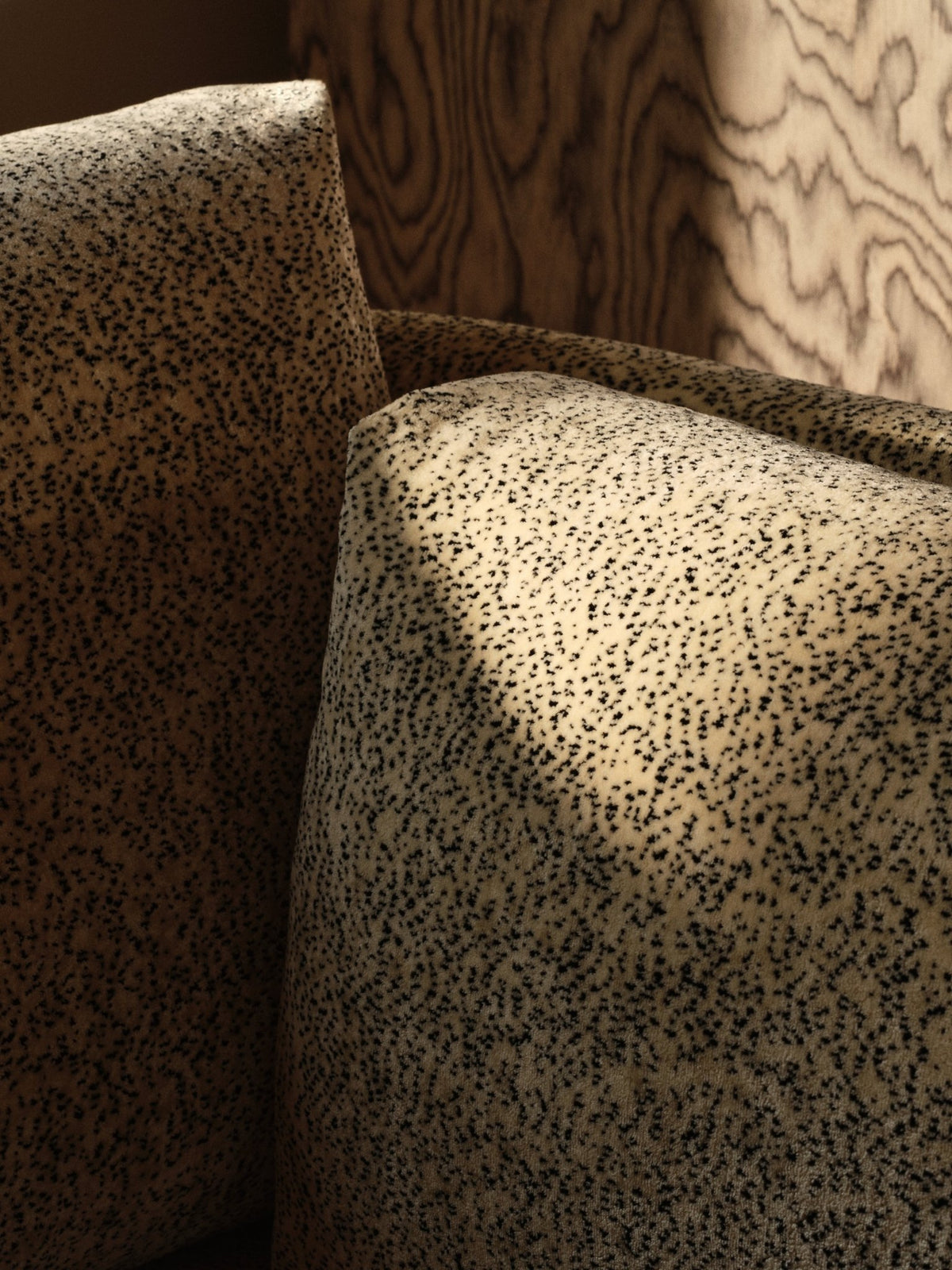 Méridienne avec accoudoir en velours poppy beige et noir R Dase - Ferm Living - The Cool Republic