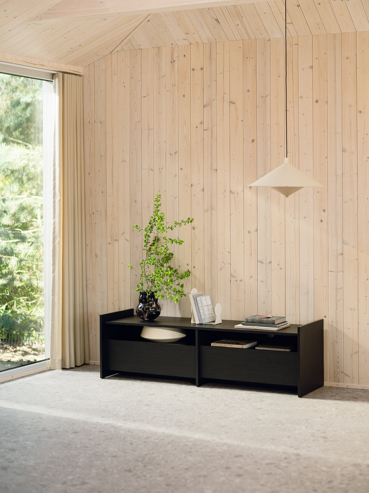 Meuble TV en bois noir 161,8×45×48,3 cm Hido - Noo.ma - The Cool Republic