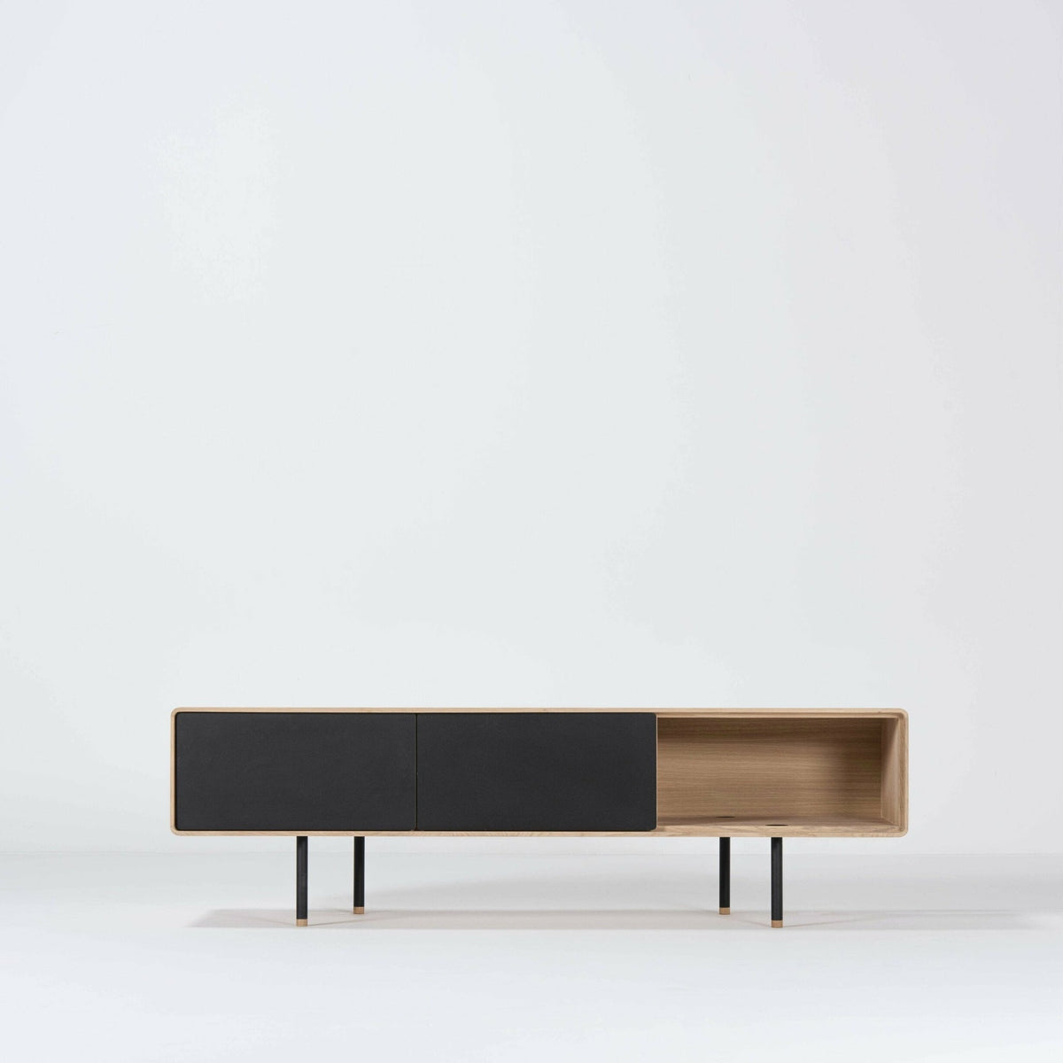 Meuble TV en chêne blanchi huilé et linoléum noir 45 x 160 cm Fina - Gazzda - The Cool Republic