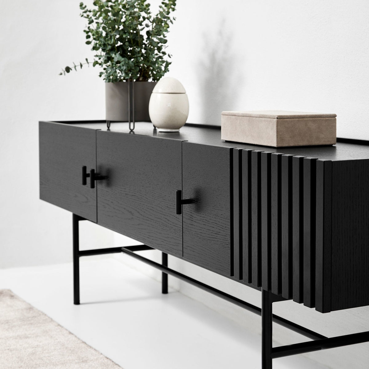 Meuble tv en chêne teinté 150 cm Array - Woud - The Cool Republic