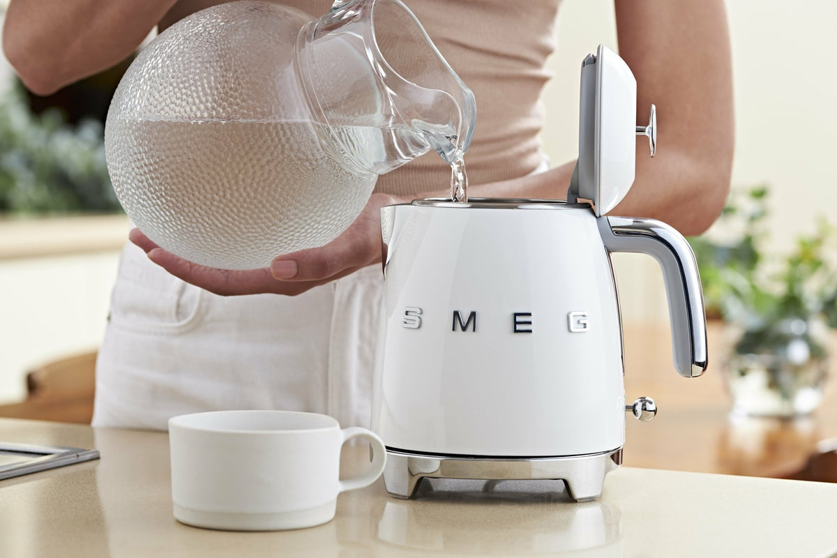 Mini bouilloire double paroi blanche 0,8 L Années 50 - Smeg - The Cool Republic