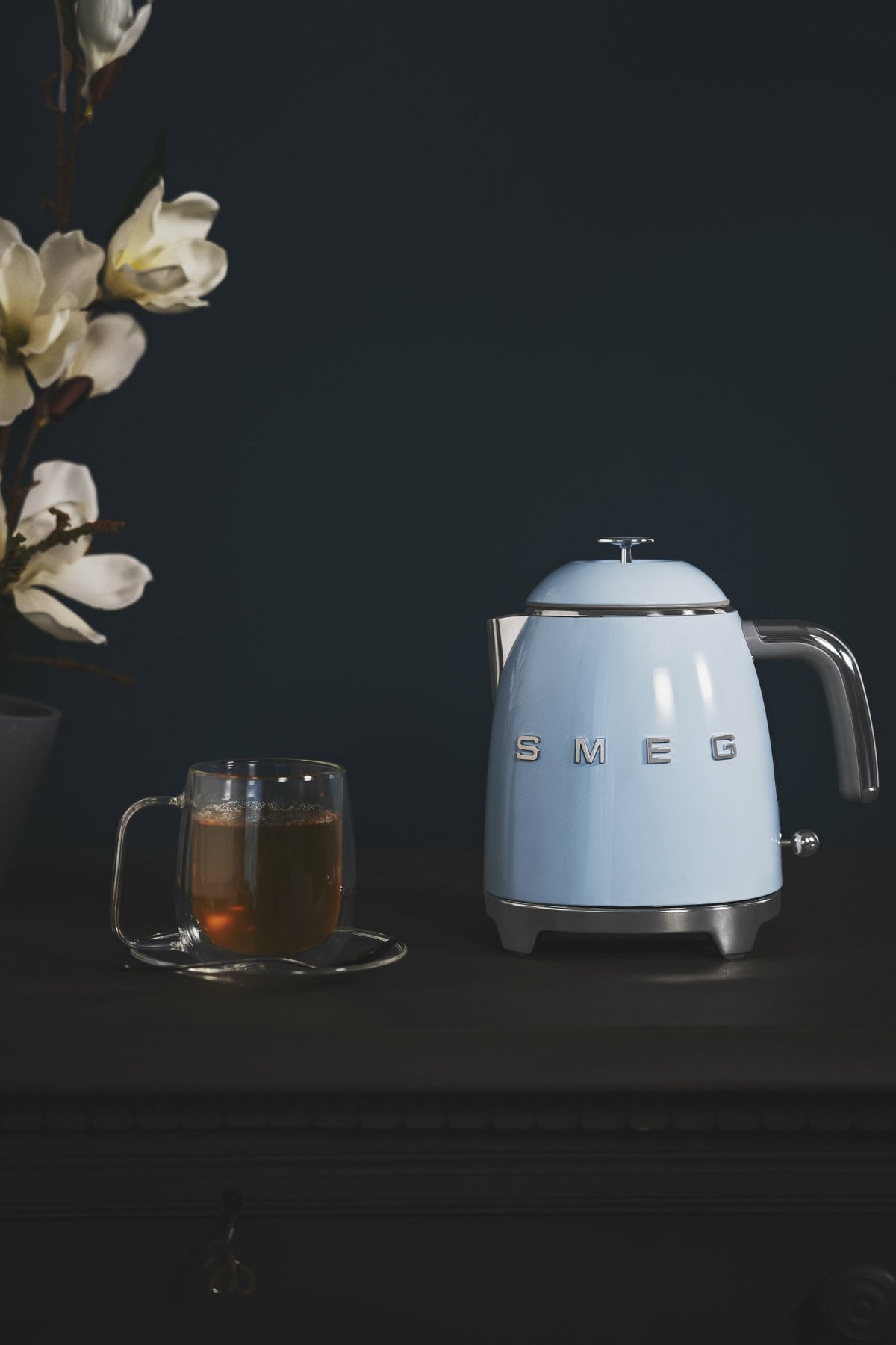 Mini bouilloire double paroi bleu d'azur 0,8 L Années 50 - Smeg - The Cool Republic