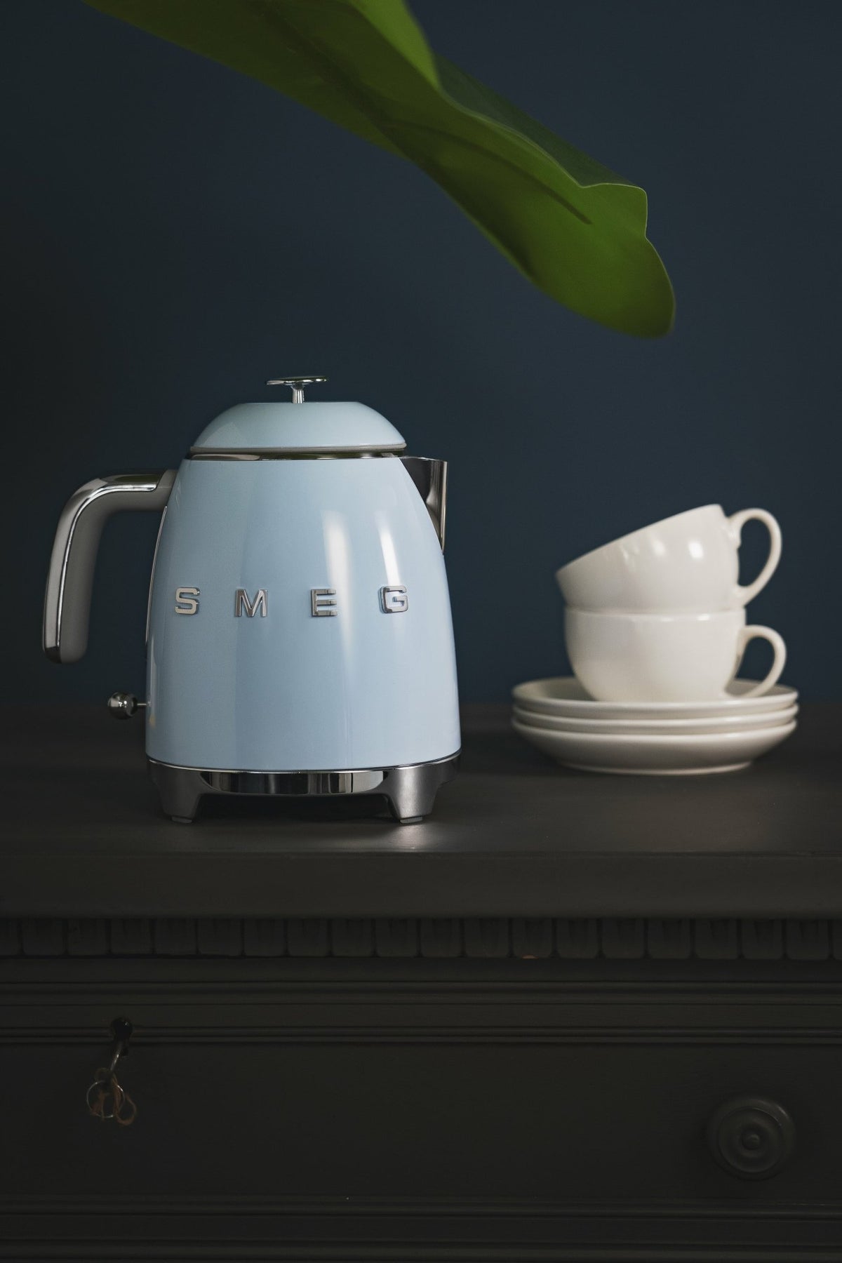 Mini bouilloire double paroi bleu d'azur 0,8 L Années 50 - Smeg - The Cool Republic
