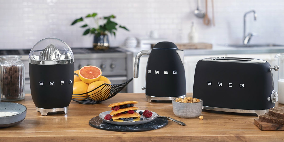 Mini bouilloire double paroi noire 0,8 L Années 50 - Smeg - The Cool Republic