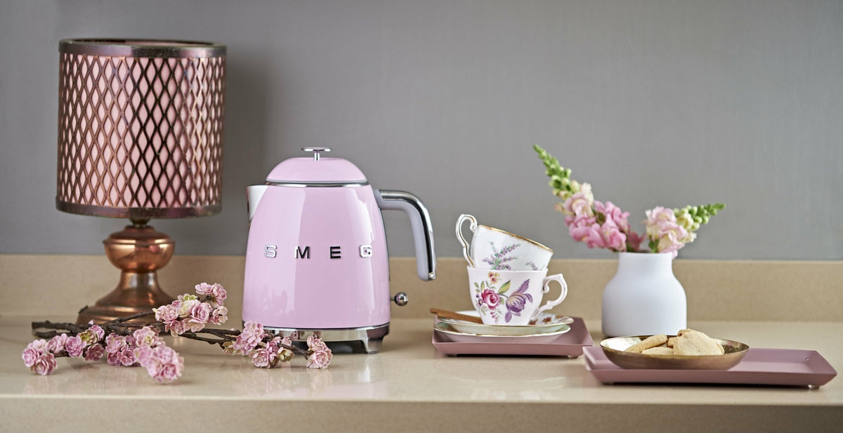 Mini bouilloire double paroi rose 0,8 L Années 50 - Smeg - The Cool Republic