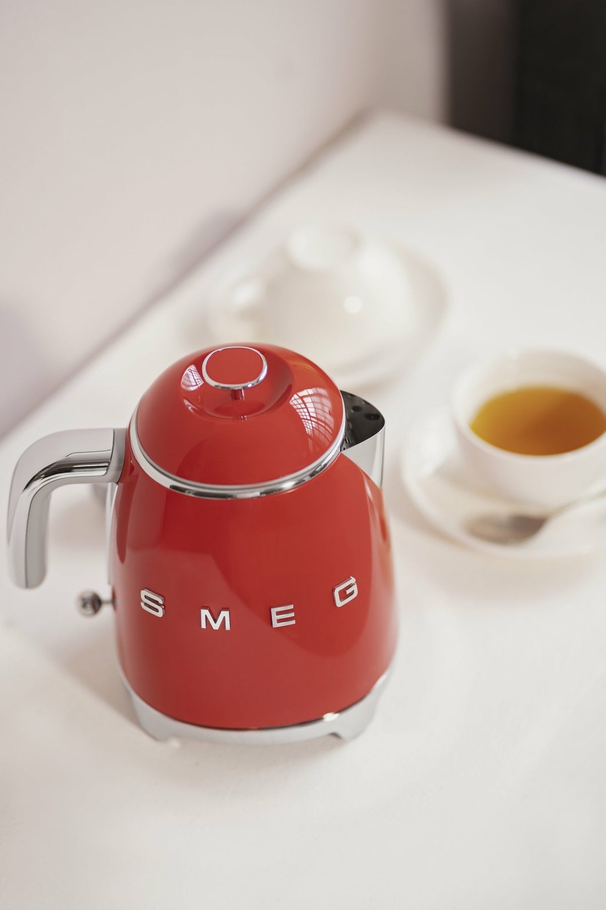 Mini bouilloire double paroi rouge 0,8 L Années 50 - Smeg - The Cool Republic