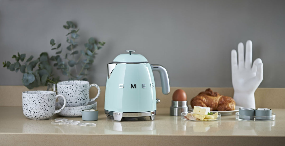 Mini bouilloire double paroi vert d'eau 0,8 L Années 50 - Smeg - The Cool Republic
