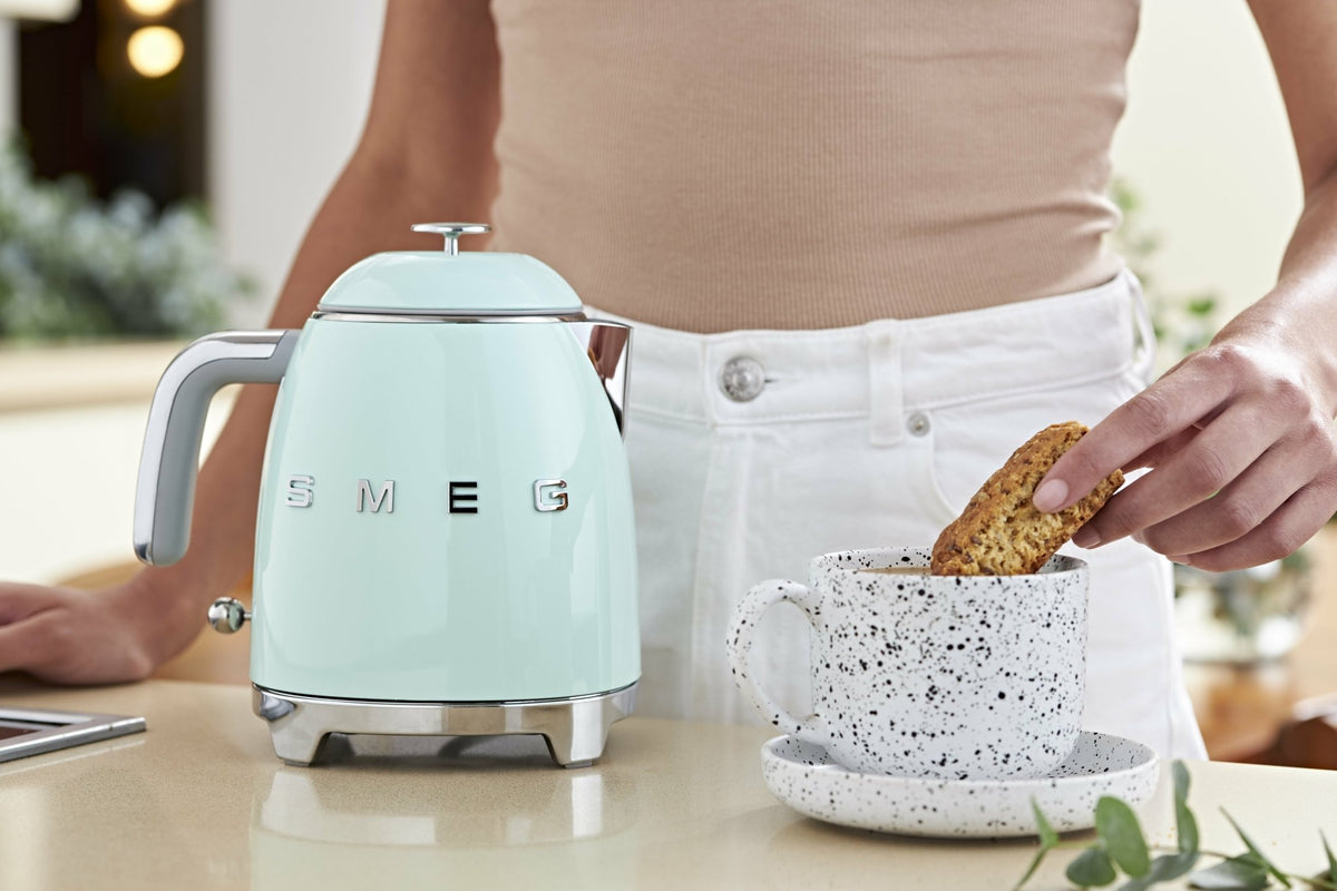 Mini bouilloire double paroi vert d'eau 0,8 L Années 50 - Smeg - The Cool Republic