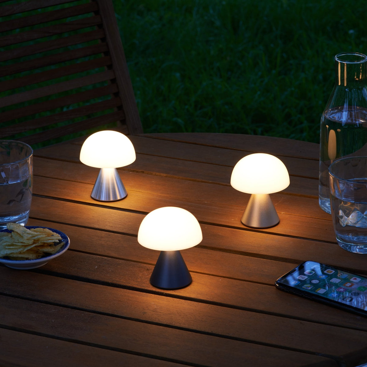 Mini lampe LED bleu foncé 8,3 x 7 cm Mina - Lexon Design - The Cool Republic
