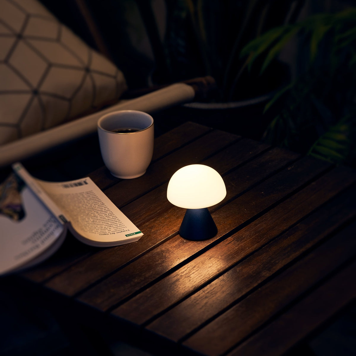 Mini lampe LED bleu foncé 8,3 x 7 cm Mina - Lexon Design - The Cool Republic