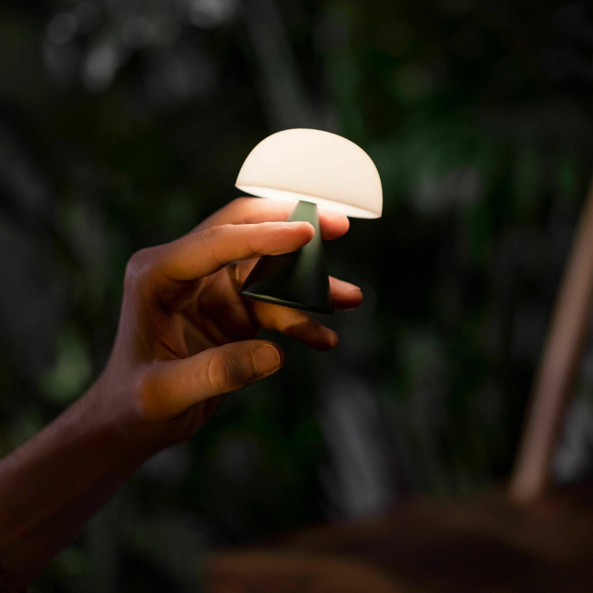 Mini lampe LED noir brillant Mina - Lexon Design - The Cool Republic