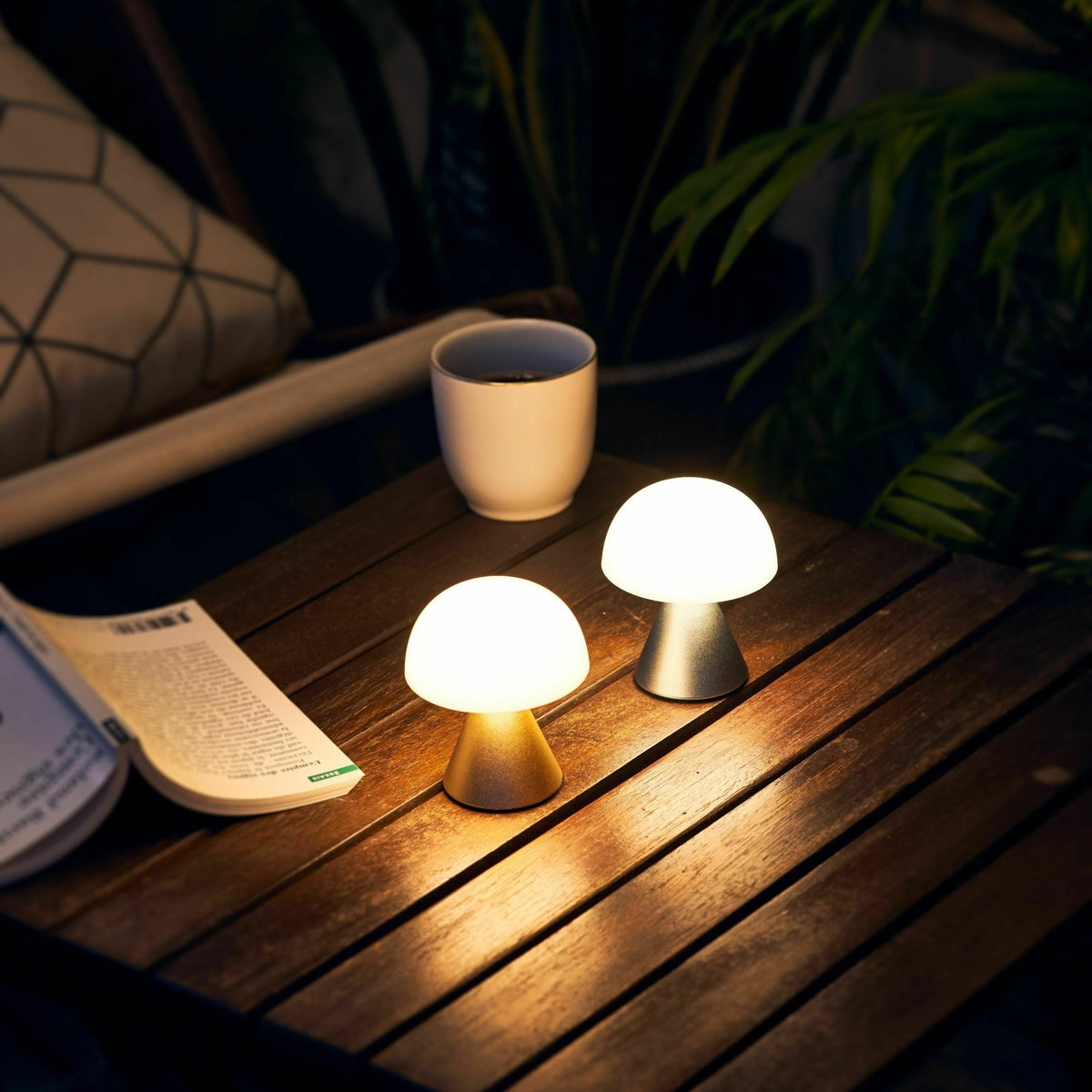 Mini lampe LED noir brillant Mina - Lexon Design - The Cool Republic