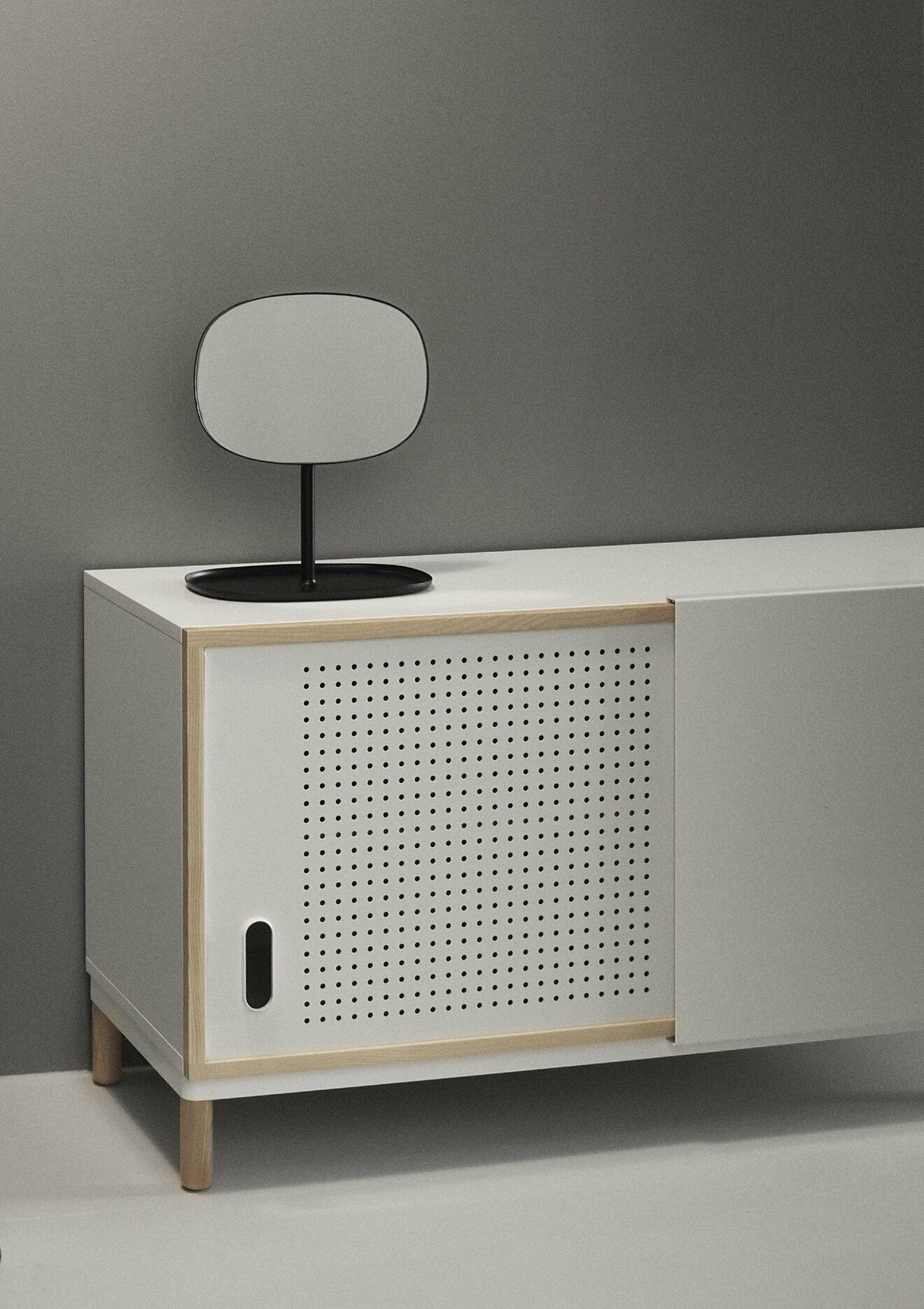 Miroir à poser en acier noir Flip - Normann Copenhagen - The Cool Republic