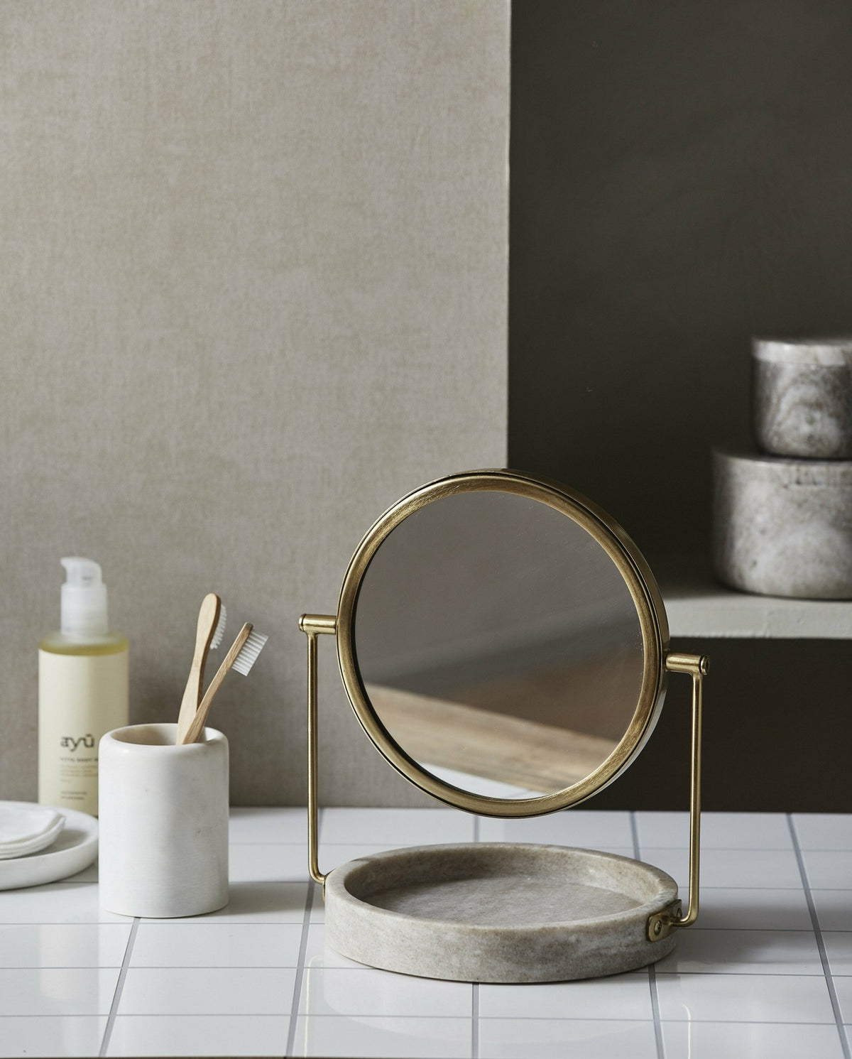 Miroir à poser en marbre et métal doré Haja - Nordal - The Cool Republic