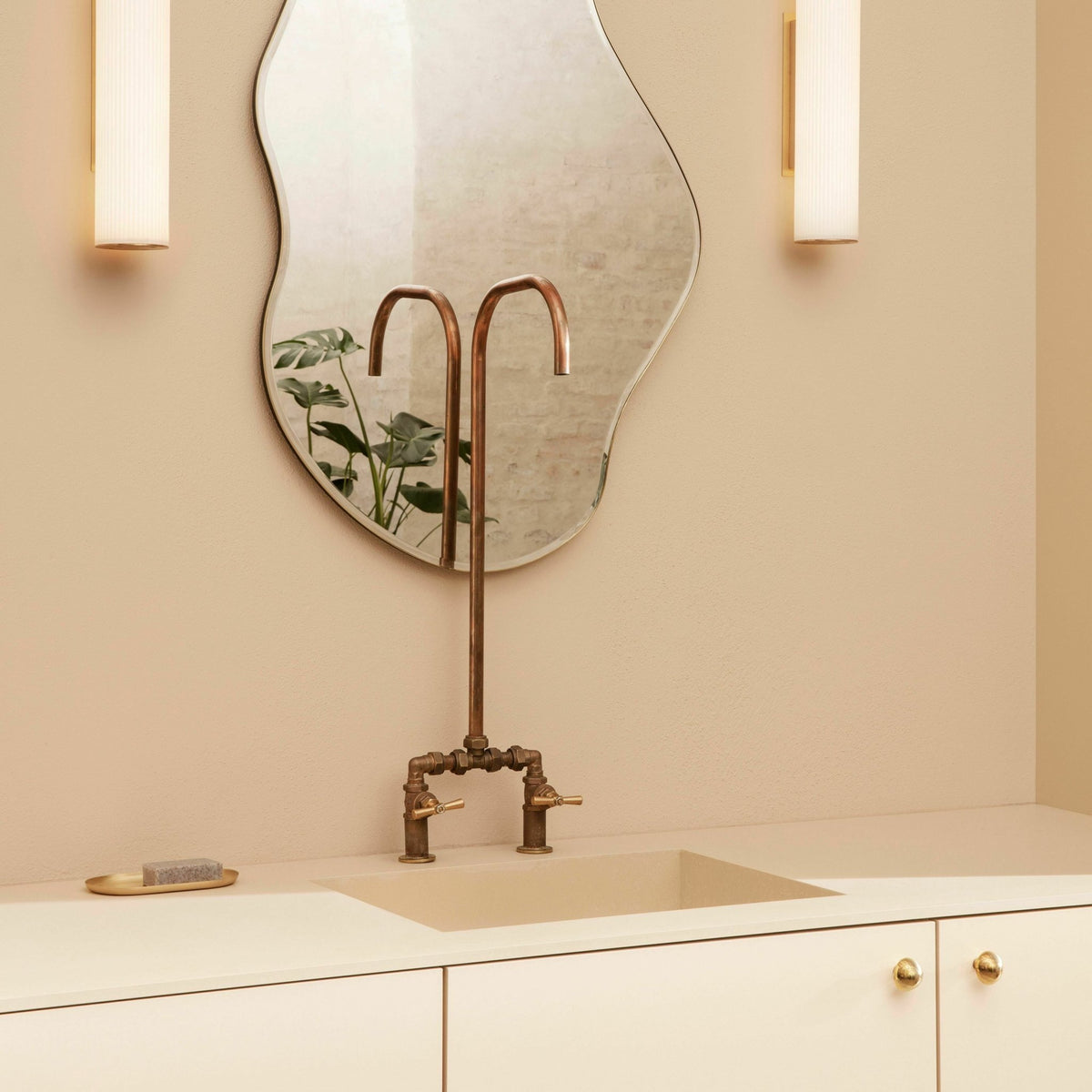 Miroir aux formes organiques doré 110 cm Pond - Ferm Living - The Cool Republic