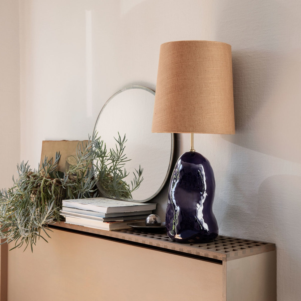 Miroir aux formes organiques en laiton doré 50 cm Pond - Ferm Living - The Cool Republic