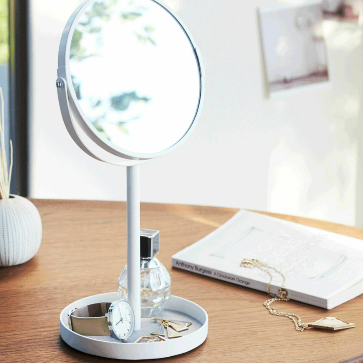 Miroir avec plateau pour accessoires blanc Tower - Yamazaki - The Cool Republic